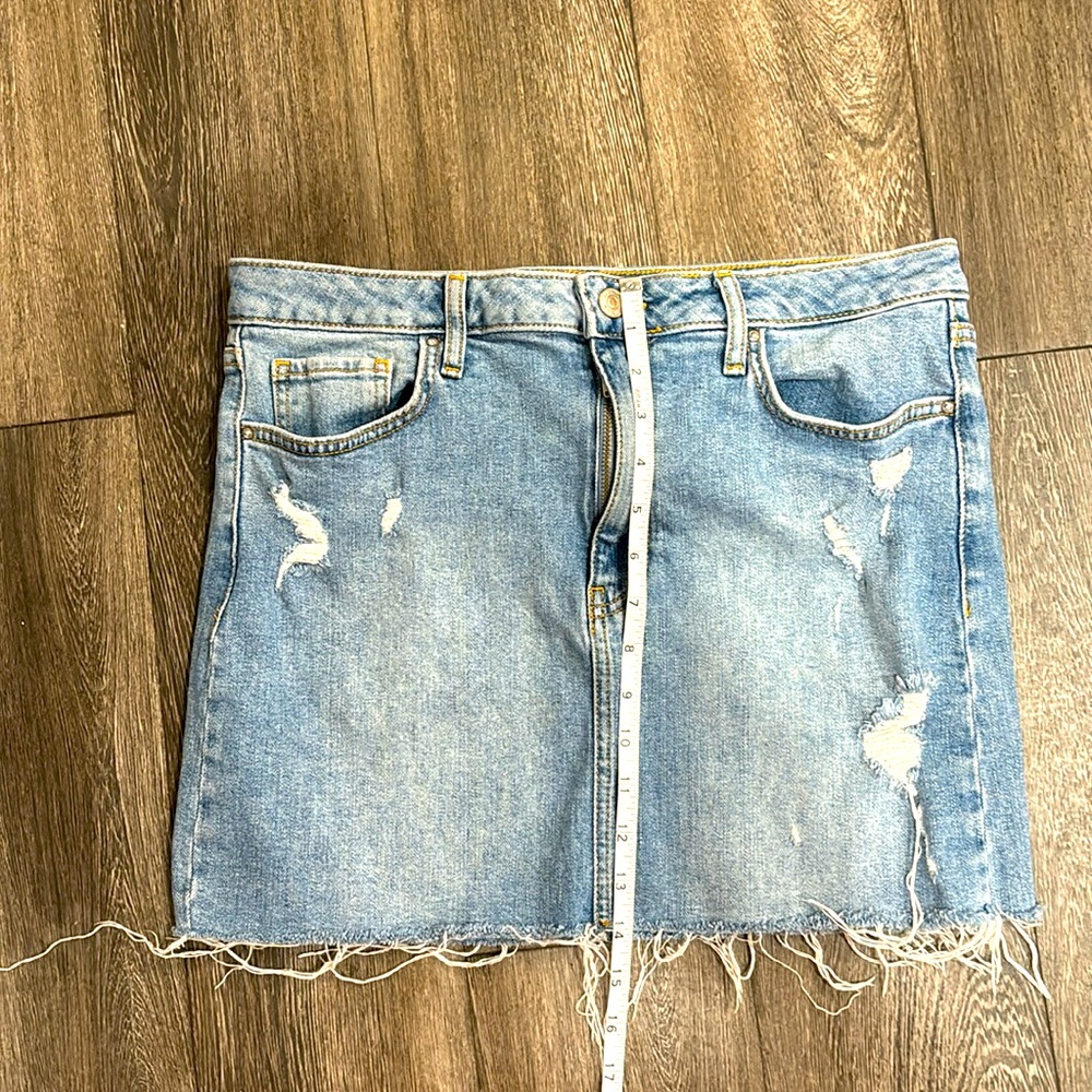 Forever 21 Distressed Denim Mini Skirt | Size 30 | Y2K Summer (NWOT) - Picture 4 of 5